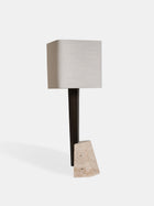 Roc bordlampe fra CTO Lighting med travertin, bronsefarget metall og linskjerm