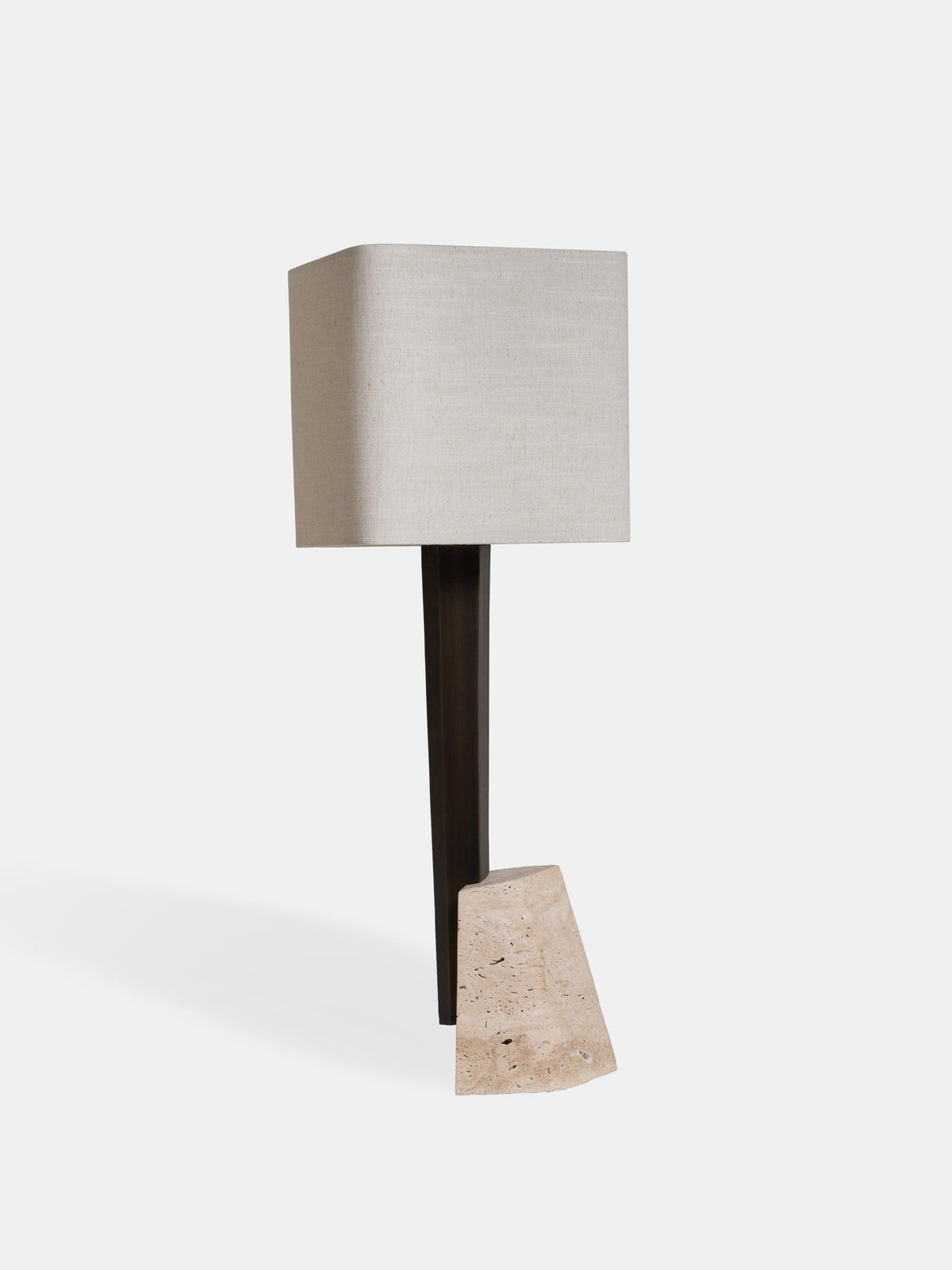 Roc bordlampe fra CTO Lighting med travertin, bronsefarget metall og linskjerm