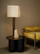 Roc bordlampe fra CTO Lighting med travertin, bronsefarget metall og linskjerm
