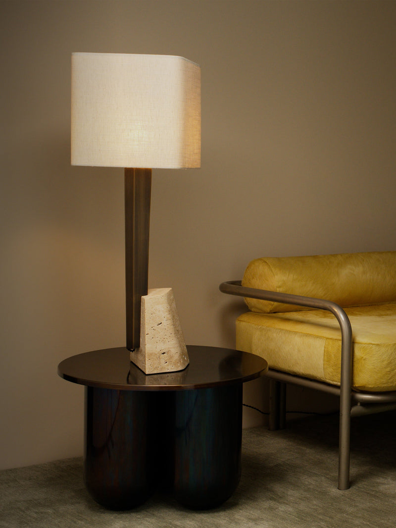 Roc bordlampe fra CTO Lighting med travertin, bronsefarget metall og linskjerm