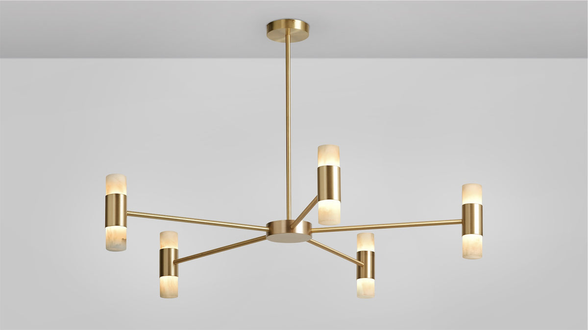 Roma pendel fra CTO Lighting med metall og alabast i en horisontal komposisjon