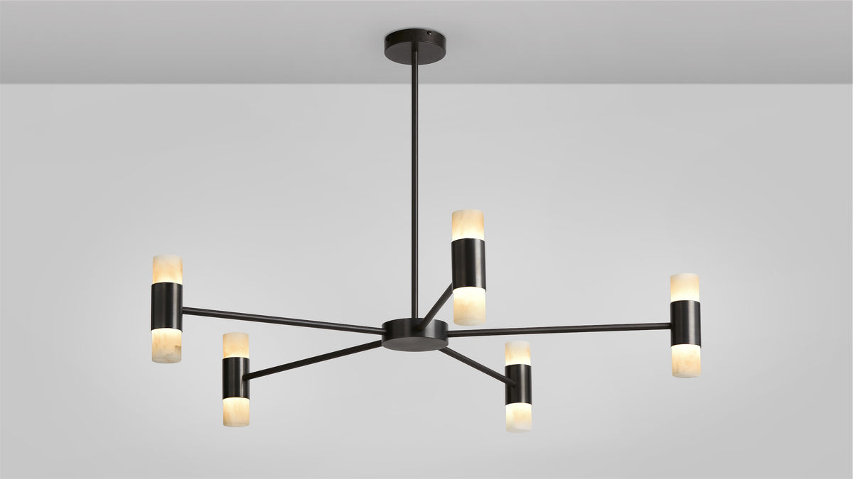 Roma pendel fra CTO Lighting med metall og alabast i en horisontal komposisjon