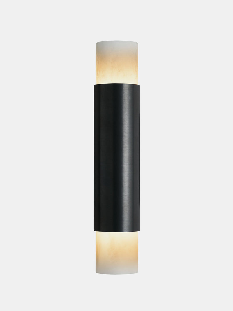 Roma Tall vegglampe fra CTO Lighting med slankt metallparti og alabast i begge ender