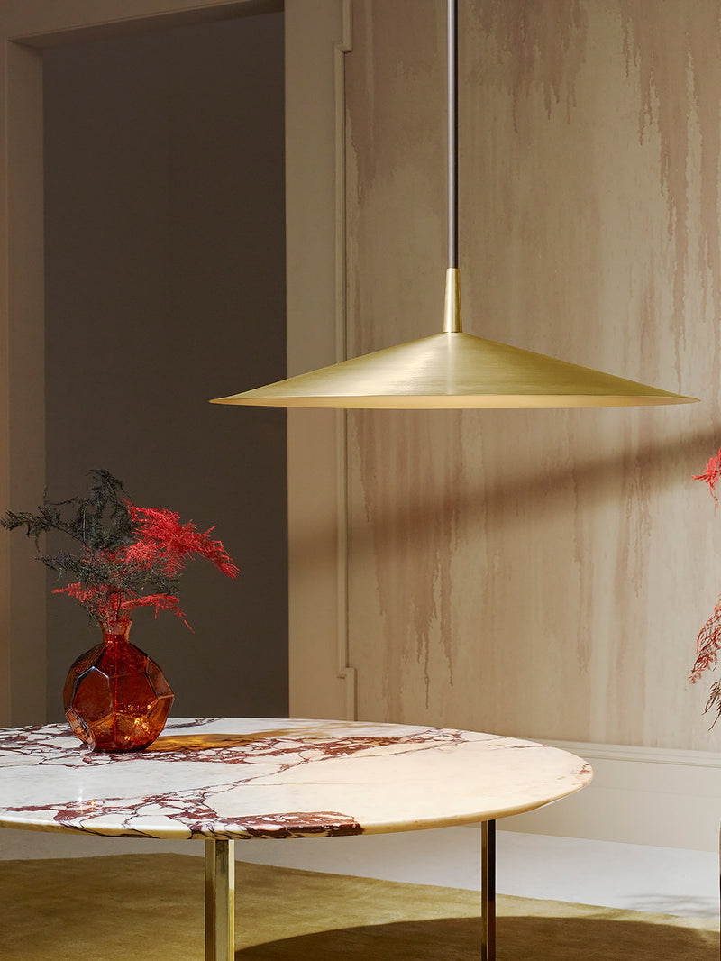 Tinto Medium pendel fra CTO Lighting med grunn, kjegleformet metallskjerm