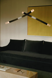 Trace Linear Pendel fra CTO Lighting i et interiør med sofa