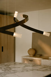 Trace Linear Pendel fra CTO Lighting detalj av metallarmene