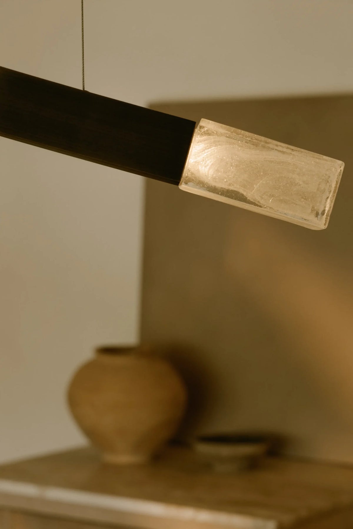Trace Linear Pendel fra CTO Lighting detalj av Liquid Cast Glass