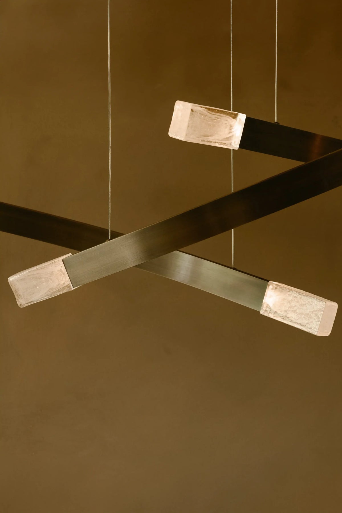 Trace Linear Pendel fra CTO Lighting detalj av glass og metall