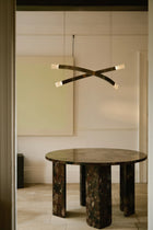 Trace Linear X Pendel fra CTO Lighting over et rundt spisebord