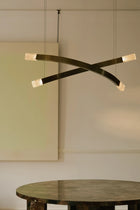 Trace Linear X Pendel fra CTO Lighting med kryssende armer og glasskjermer