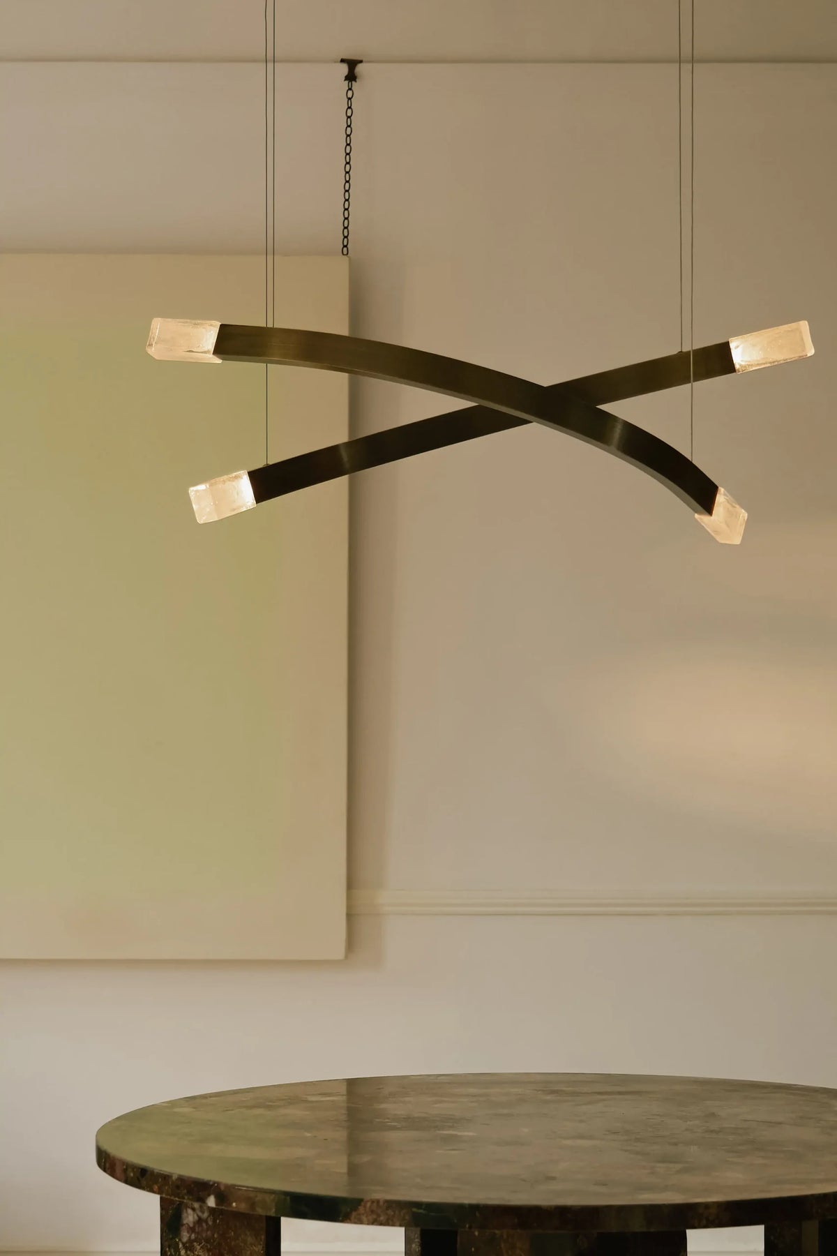 Trace Linear X Pendel fra CTO Lighting med kryssende armer og glasskjermer
