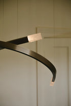 Trace Linear X Pendel fra CTO Lighting detalj av Liquid Cast Glass