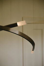 Trace Linear X Pendel fra CTO Lighting detalj av Liquid Cast Glass