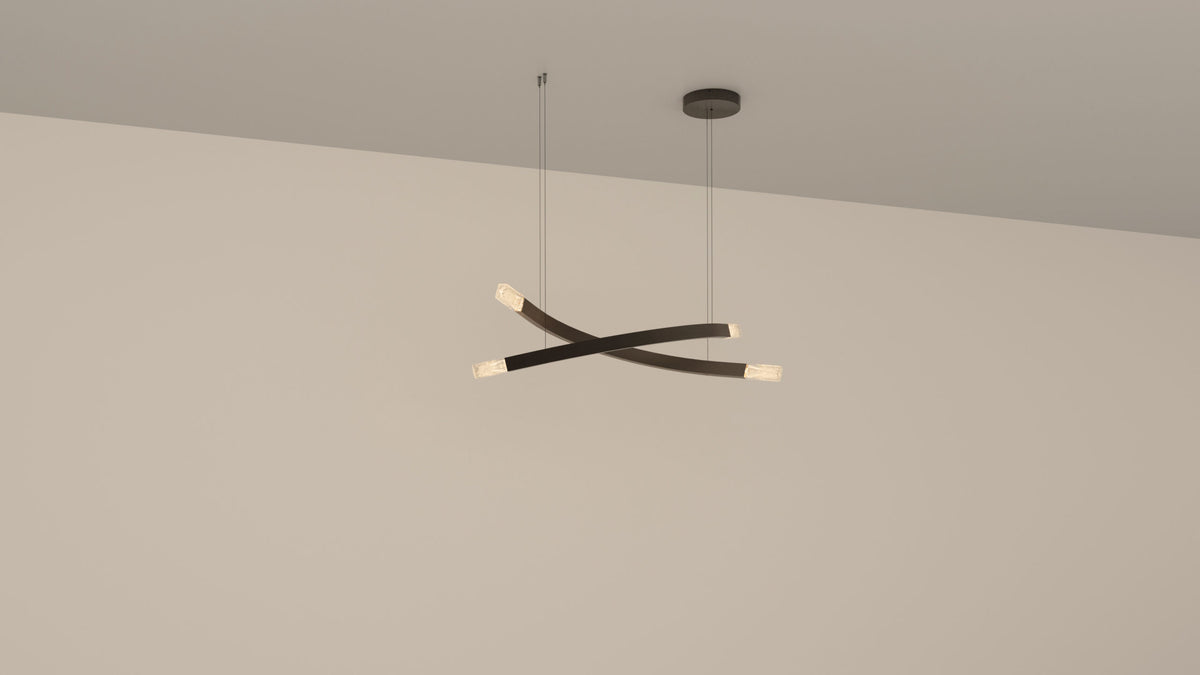 Trace Linear X Pendel fra CTO Lighting med kryssende metallformer og glasskjermer