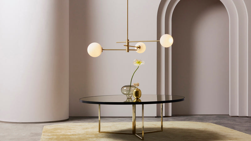 Trevi Pendel fra CTO Lighting over et rundt spisebord