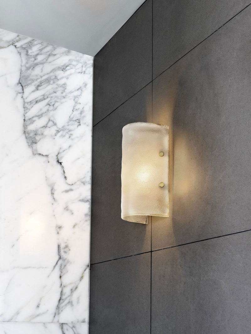 Whistler vegglampe fra CTO Lighting med buet, teksturert glass og messingdetaljer