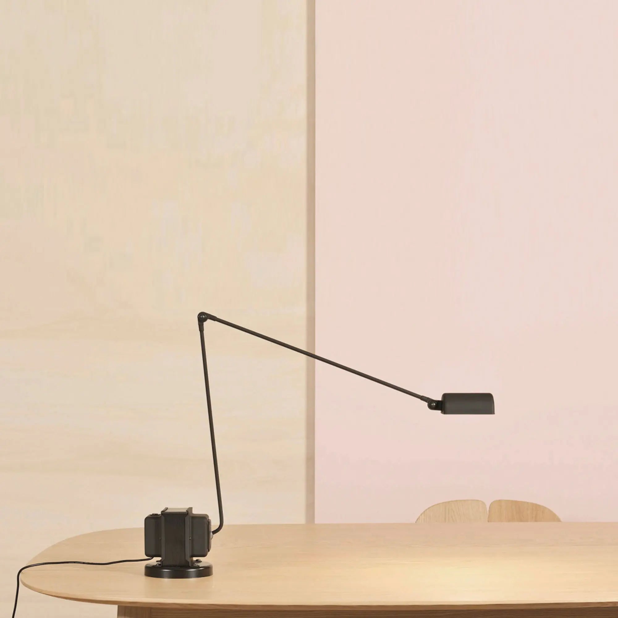 Lumina Daphine bordlampe i Classic Black - et ikon i moderne design.