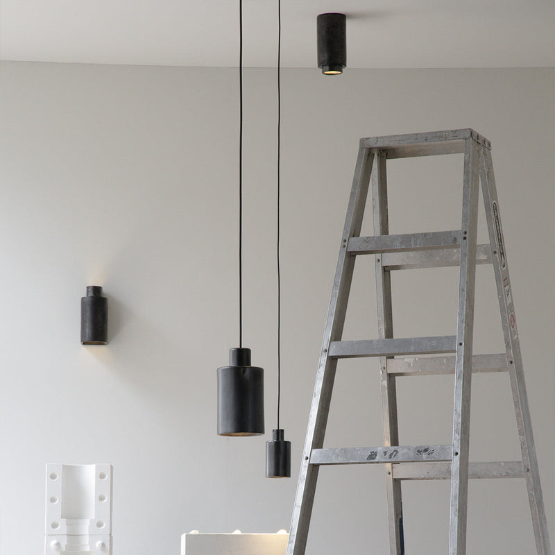 Can lamper med pendler og takmonterte spotter fra davidpompa