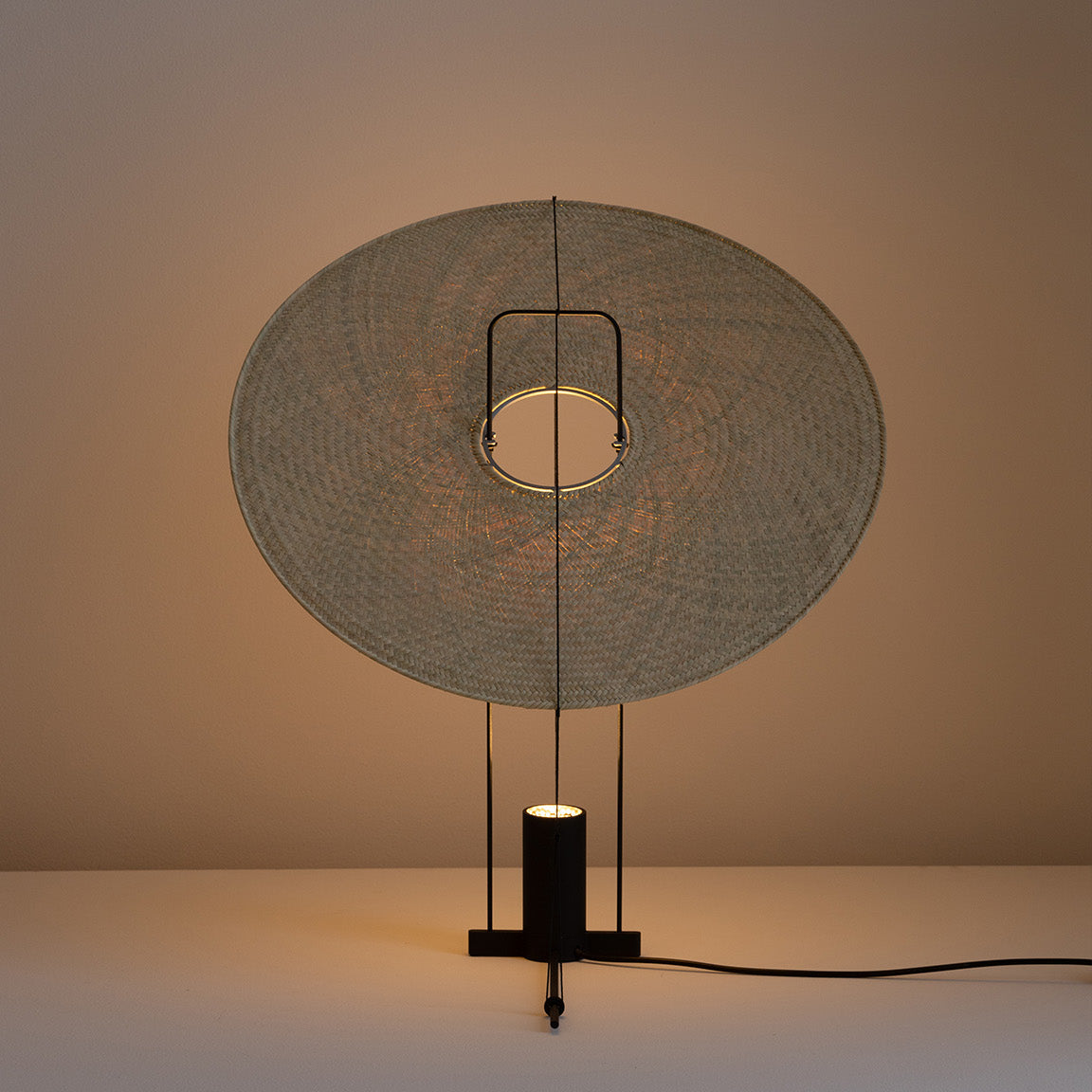 Cilia bordlampe med lys og skygge på veggen fra davidpompa