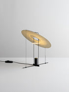 Cilia bordlampe med rund skjerm og åpen ramme fra davidpompa