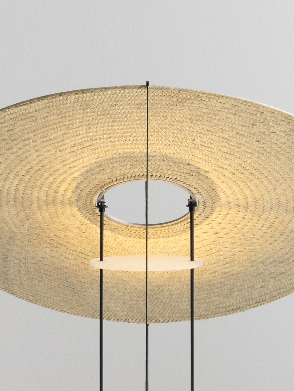 Cilia bordlampe sett nedenfra med tent lyskilde fra davidpompa
