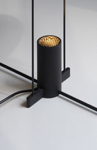 Detalj av lyskilden og rammen på Cilia bordlampe fra davidpompa
