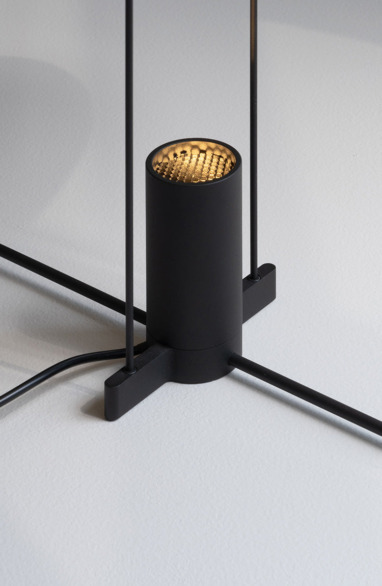 Detalj av lyskilden og rammen på Cilia bordlampe fra davidpompa