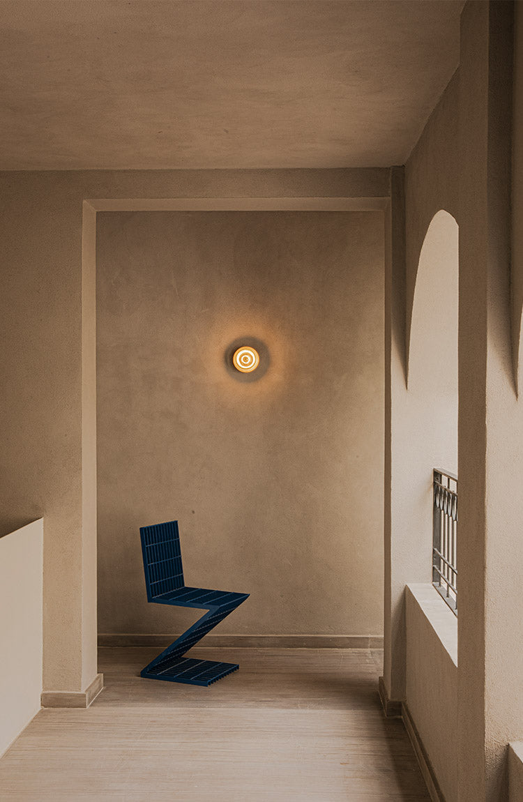Cupallo vegglampe i messing i en gang fra davidpompa