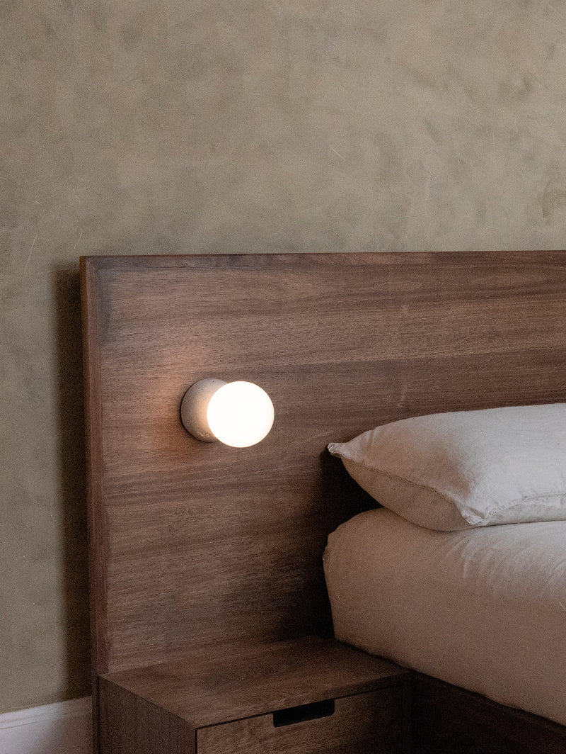 Origo vegglampe ved en sengegavl fra davidpompa