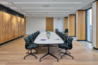 Eames Segmented møtebord fra Vitra i et møterom
