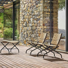 Flexform Carlotta Outdoor loungestol, sammen med fotskammel på en terrasse