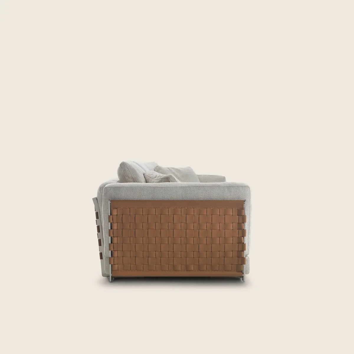 Flexform Cestone sofa, sett fra siden med flettet lærpanel