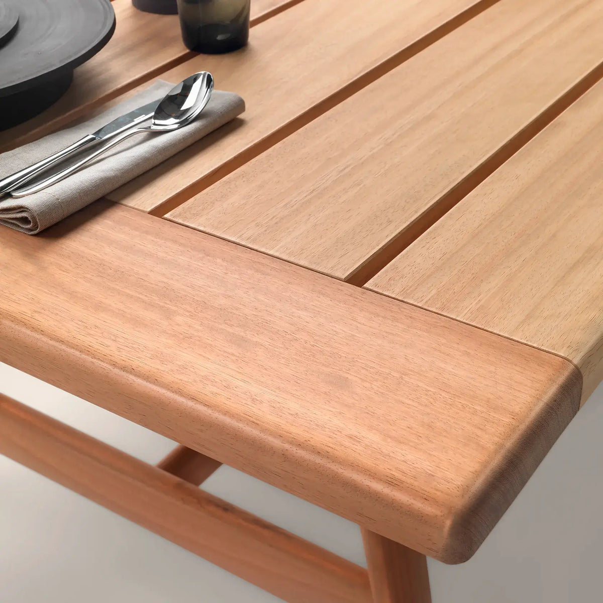 Flexform Desco Outdoor spisebord, detalj av bordplate i iroko