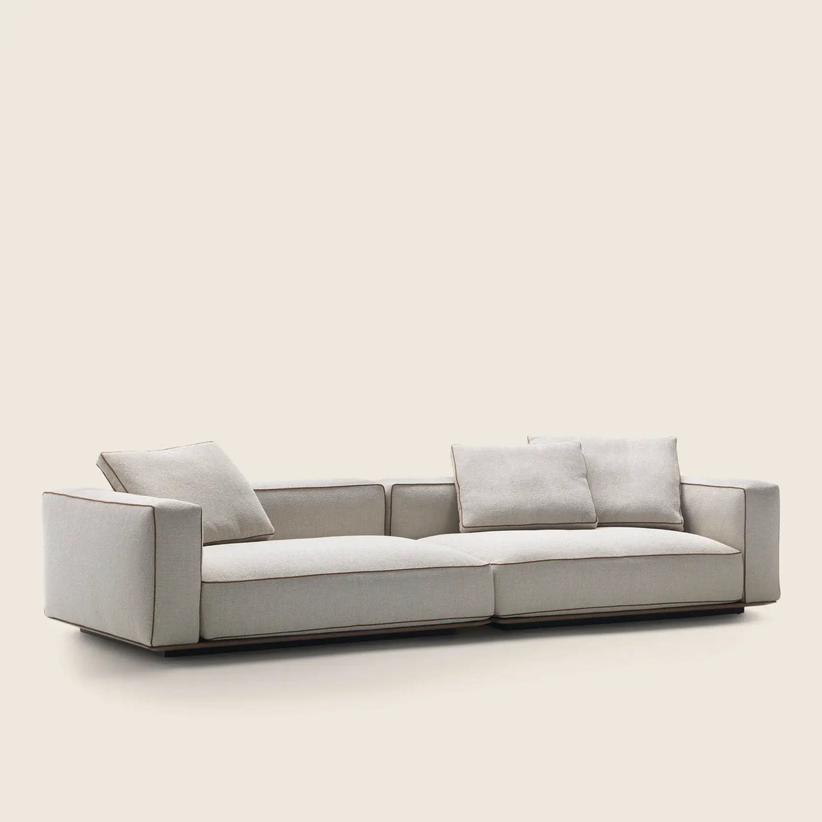 Flexform Grandemare sofa, sett skrått forfra