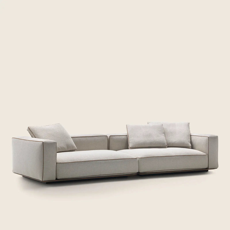 Flexform Grandemare sofa, sett skrått forfra