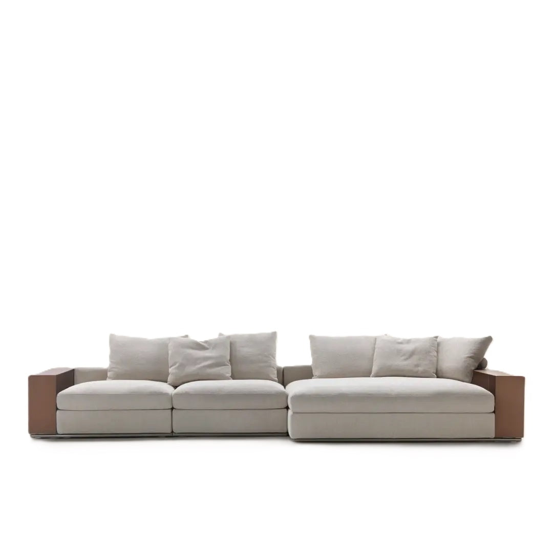 Flexform Groundpiece sofa, sett forfra med lærkledde armlener