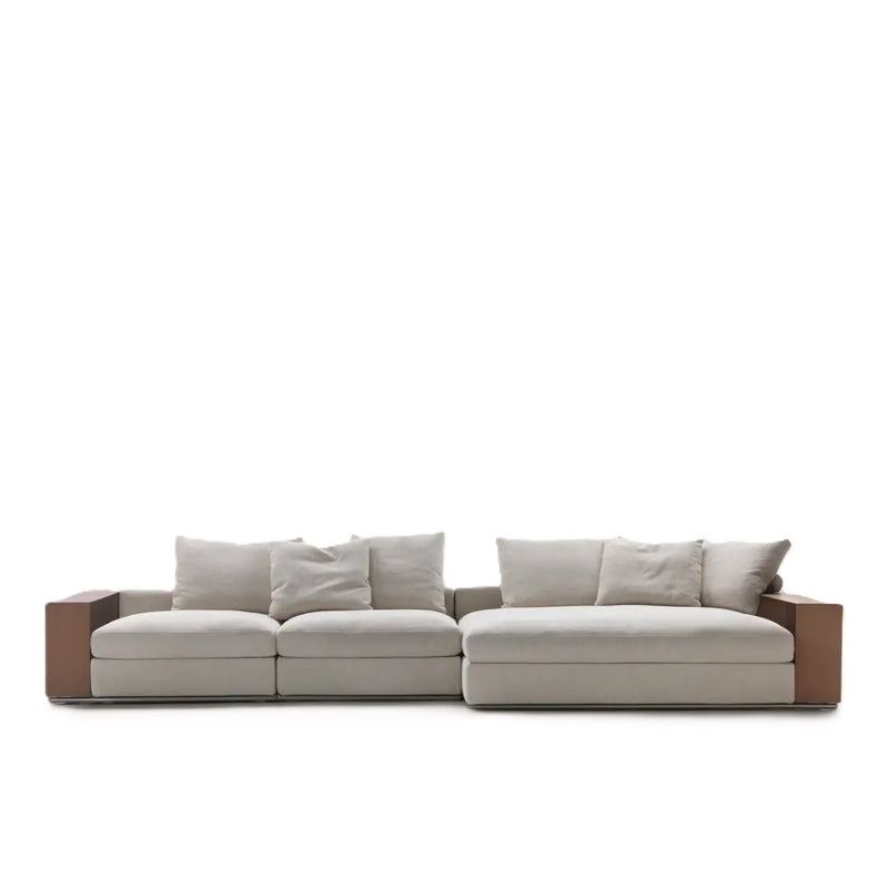 Flexform Groundpiece sofa, sett forfra med lærkledde armlener