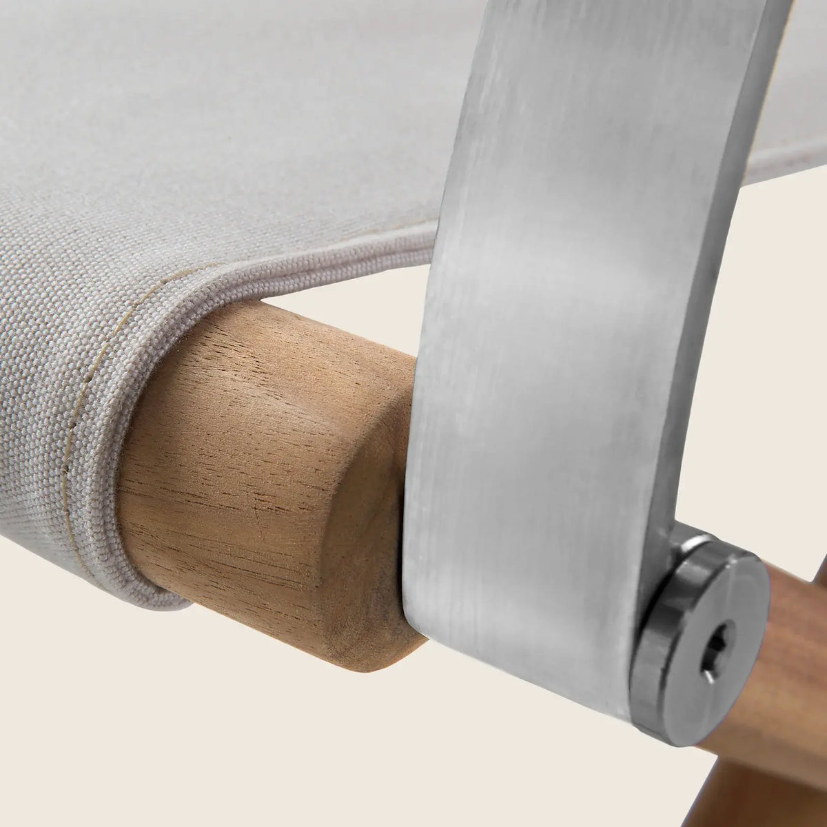Flexform Lauren Outdoor loungestol, detalj av armlene i stål og iroko-ramme