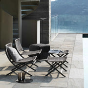 Flexform Peter Outdoor loungestol, sammen med fotskammel på en terrasse