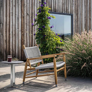 Flexform Tessa Outdoor loungestol, på en terrasse