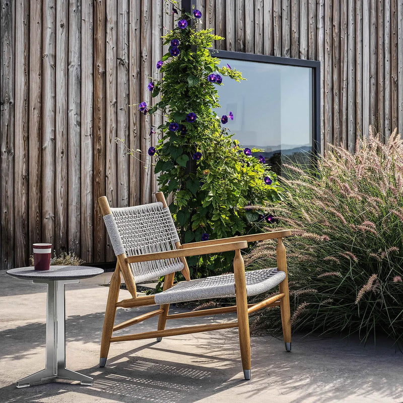 Flexform Tessa Outdoor loungestol, på en terrasse