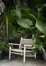 Flexform Tessa Outdoor loungestol, i et hagemiljø