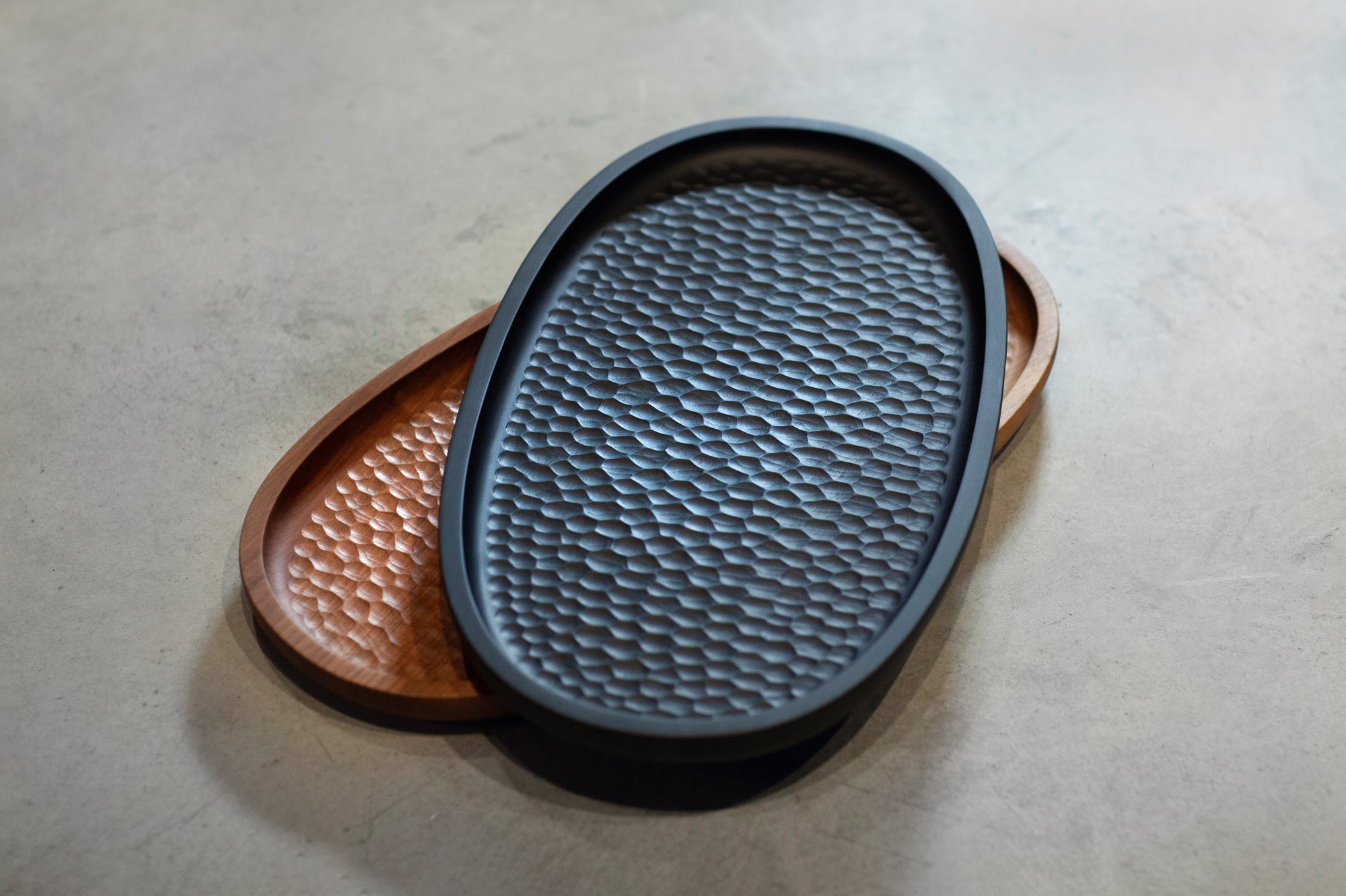 Zanat Touch Tray Large i valnøtt og sortlakkert lønn