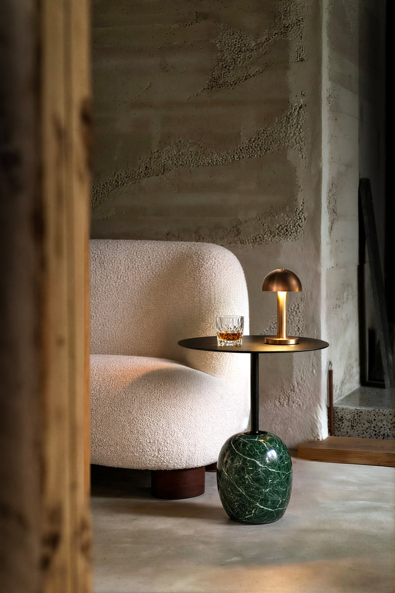 oppladbar lampe i børstet bronse med lato sidebord i grønn marmor fra &Tradition