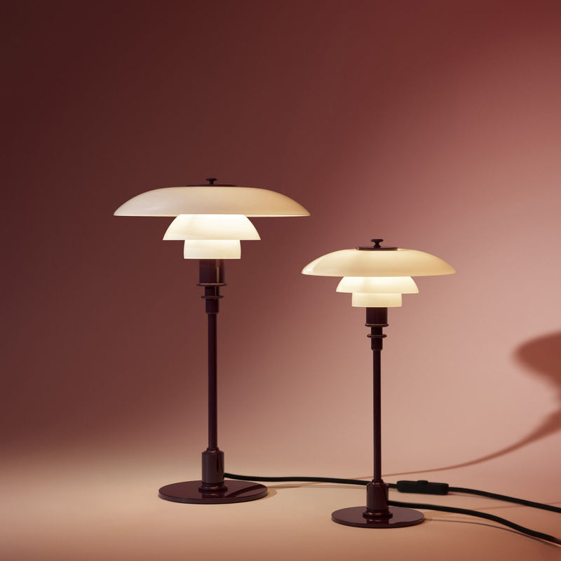 PH 2/1 Bordlampe i Glossy Burgundy i interiør