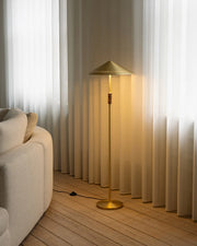 LYFA Governor Gulvlampe, messing og valnøtt