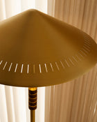 LYFA Governor Gulvlampe, messing og valnøtt