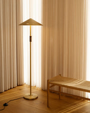 LYFA Governor Gulvlampe, messing og valnøtt