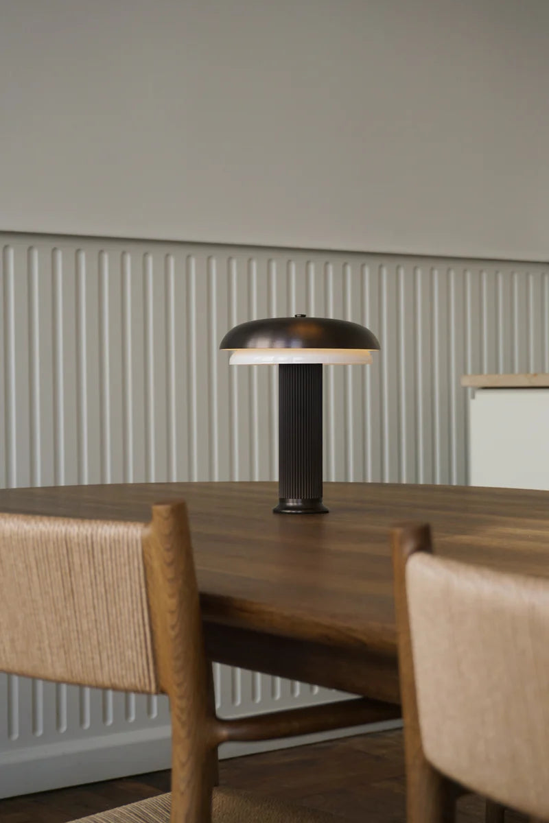 LYFA Noote Oppladbar Lampe, bronse, i interiør