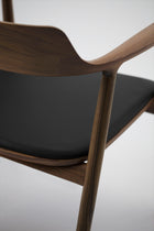 Maruni Hiroshima Armchair Polstret, detalj av konstruksjon og overflater